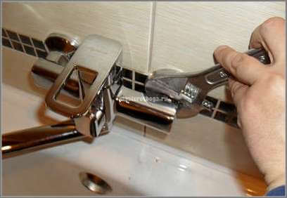 Смеситель для ванны ключ нужен. Ключи для кранов в ванной. Ключ под смеситель в ванной. Ключ для эксцентриков смесителя. Смеситель для ванны размер гайки.